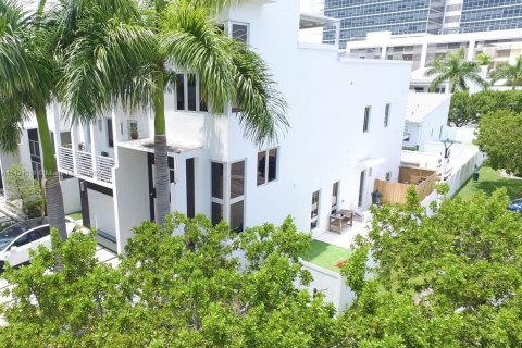 Villa ou maison à vendre à Doral, Floride: 5 chambres, 362.13 m2 № 636175 - photo 7