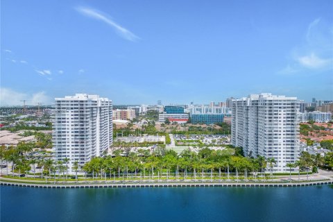 Condo in Aventura, Florida, 2 bedrooms  № 1101736 - photo 28