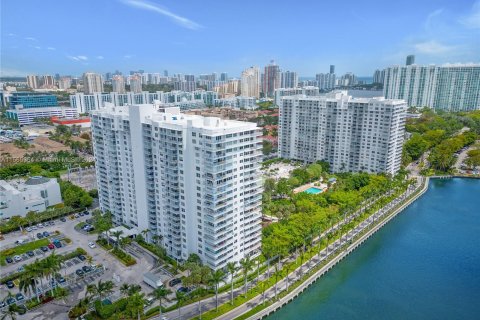 Condo in Aventura, Florida, 2 bedrooms  № 1101736 - photo 29