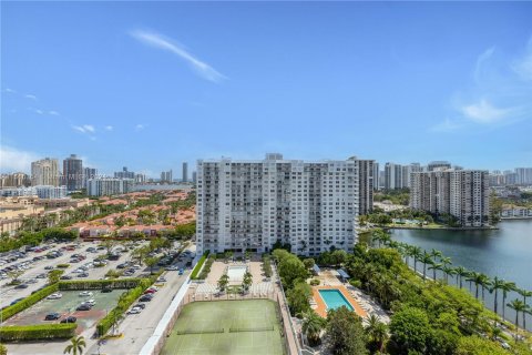 Condo in Aventura, Florida, 2 bedrooms  № 1101736 - photo 22