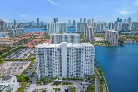 Condo in Aventura, Florida, 2 bedrooms  № 1101736 - photo 30