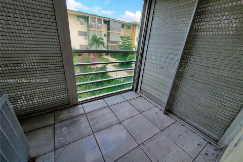 Condo in North Miami Beach, Florida, 1 bedroom  № 1101735 - photo 3