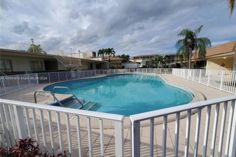 Condo in North Miami Beach, Florida, 1 bedroom  № 1101735 - photo 15