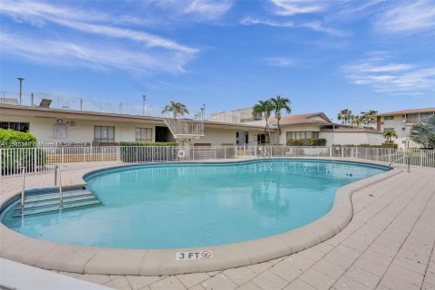 Condo in North Miami Beach, Florida, 1 bedroom  № 1101735 - photo 13