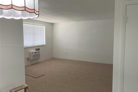 Condo in North Miami Beach, Florida, 1 bedroom  № 1101735 - photo 2