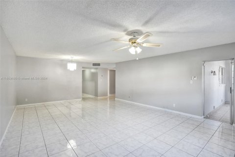 Condo in Lauderhill, Florida, 2 bedrooms  № 1367539 - photo 24