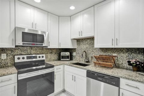 Condo in Lauderhill, Florida, 2 bedrooms  № 1367539 - photo 1