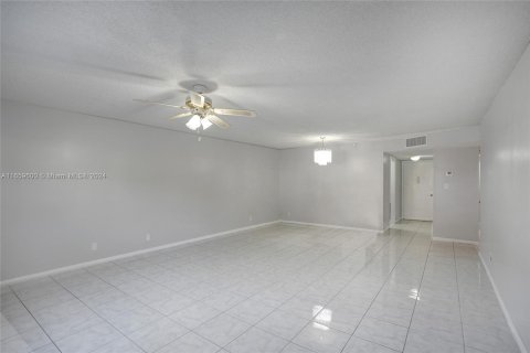 Condo in Lauderhill, Florida, 2 bedrooms  № 1367539 - photo 25