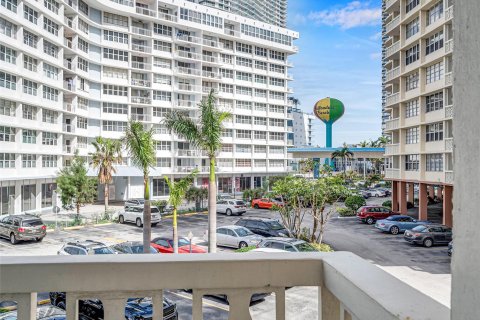 Condominio en venta en Hallandale Beach, Florida, 2 dormitorios, 109.62 m2 № 976638 - foto 3