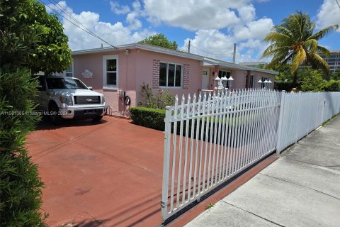 House in Miami, Florida 5 bedrooms, 142.6 sq.m. № 1160053 - photo 2