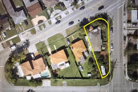 House in Miami, Florida 5 bedrooms, 142.6 sq.m. № 1160053 - photo 1