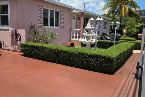 House in Miami, Florida 5 bedrooms, 142.6 sq.m. № 1160053 - photo 3