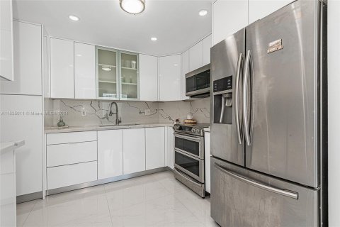 Condo in Sunny Isles Beach, Florida, 2 bedrooms  № 1013952 - photo 9