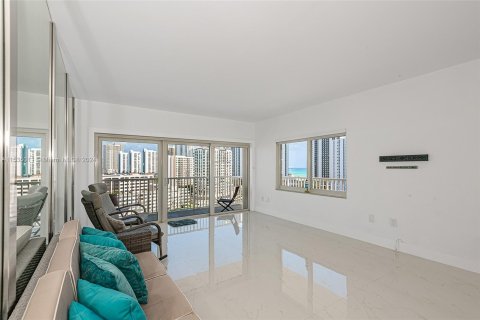 Condo in Sunny Isles Beach, Florida, 2 bedrooms  № 1013952 - photo 18