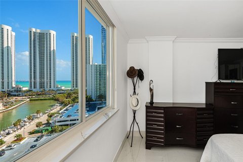 Condo in Sunny Isles Beach, Florida, 2 bedrooms  № 1013952 - photo 14