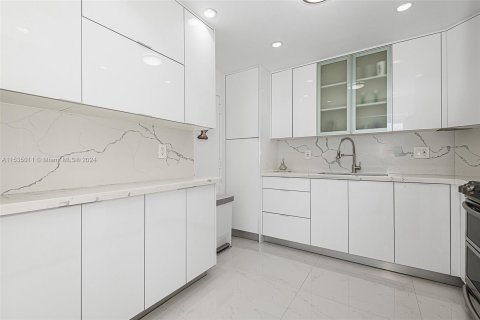 Condo in Sunny Isles Beach, Florida, 2 bedrooms  № 1013952 - photo 10