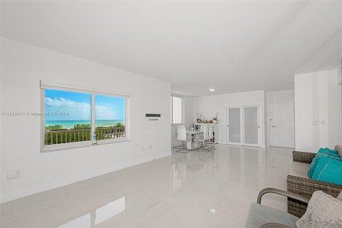 Condo in Sunny Isles Beach, Florida, 2 bedrooms  № 1013952 - photo 13