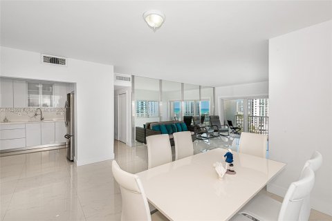 Condo in Sunny Isles Beach, Florida, 2 bedrooms  № 1013952 - photo 17