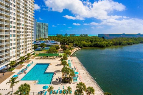 Condo in Sunny Isles Beach, Florida, 2 bedrooms  № 1013952 - photo 22