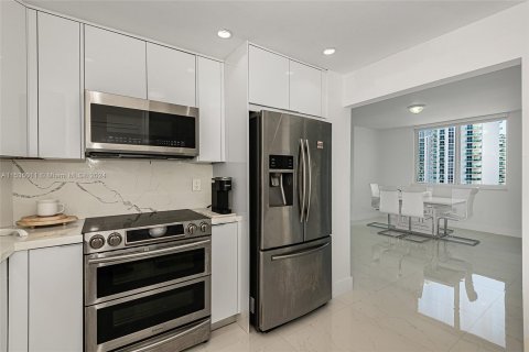 Condo in Sunny Isles Beach, Florida, 2 bedrooms  № 1013952 - photo 11