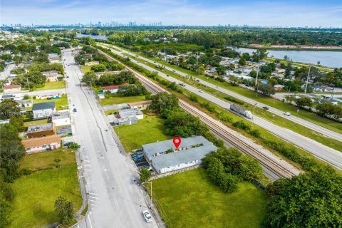Commercial property in Opa-locka, Florida № 995727 - photo 20