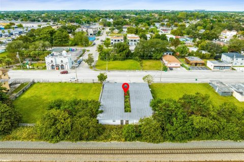 Commercial property in Opa-locka, Florida № 995727 - photo 13