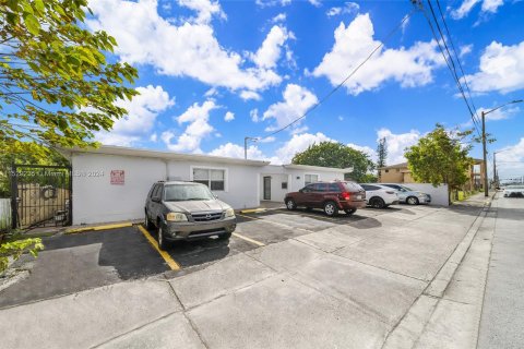 Commercial property in Opa-locka, Florida № 995727 - photo 1