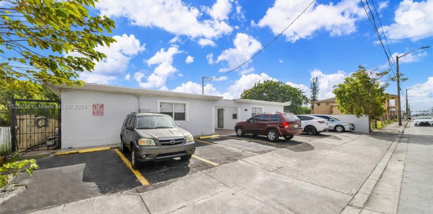 Commercial property in Opa-locka, Florida № 995727