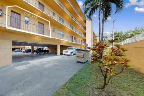 Condo in Hialeah, Florida, 3 bedrooms  № 1333350 - photo 14