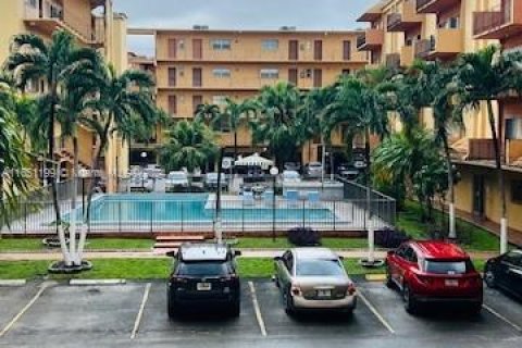 Condo in Hialeah, Florida, 3 bedrooms  № 1333350 - photo 1