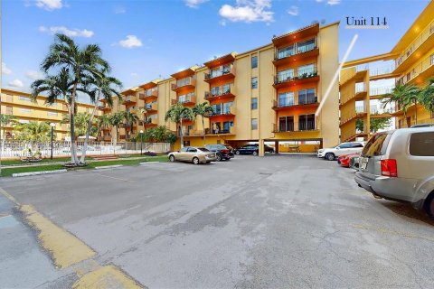 Condominio en venta en Hialeah, Florida, 3 dormitorios, 114.83 m2 № 1333350 - foto 11