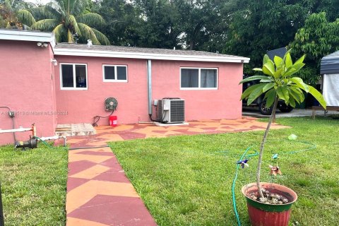 House in Miami Gardens, Florida 3 bedrooms, 116.5 sq.m. № 1365388 - photo 15