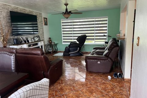 House in Miami Gardens, Florida 3 bedrooms, 116.5 sq.m. № 1365388 - photo 6