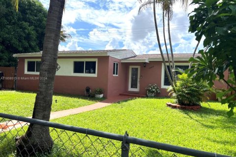 House in Miami Gardens, Florida 3 bedrooms, 116.5 sq.m. № 1365388 - photo 2