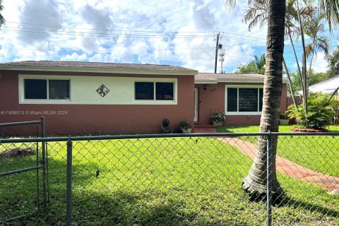 House in Miami Gardens, Florida 3 bedrooms, 116.5 sq.m. № 1365388 - photo 1