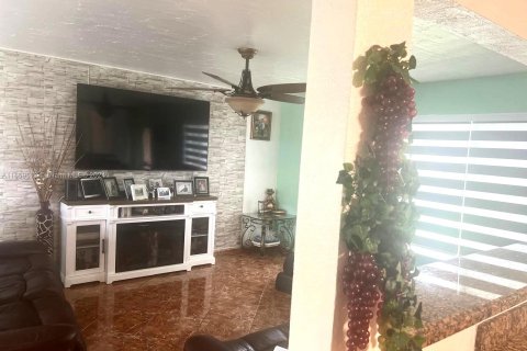 Casa en venta en Miami Gardens, Florida, 3 dormitorios, 116.5 m2 № 1365388 - foto 4