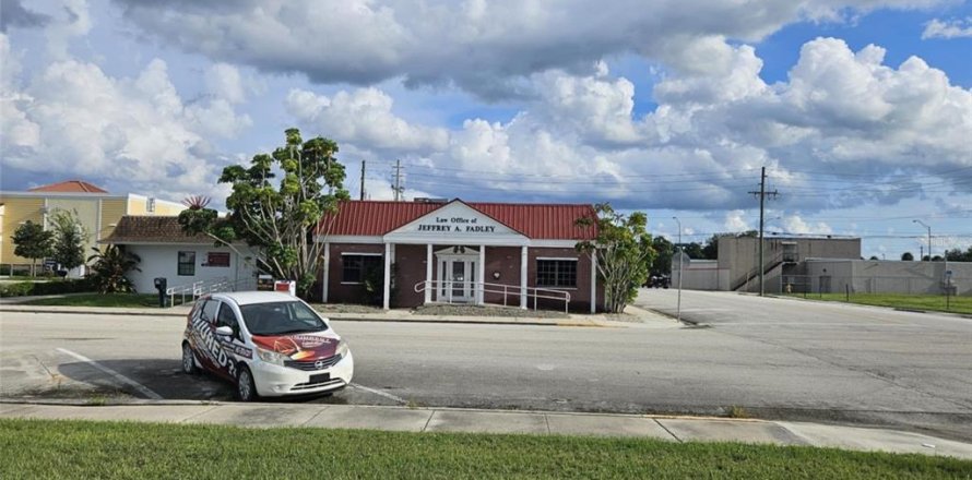 Commercial property in Okeechobee, Florida № 1311415