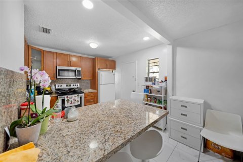 Propiedad comercial en venta en Miami, Florida № 782477 - foto 12