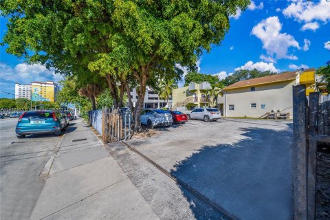 Propiedad comercial en venta en Miami, Florida № 782477 - foto 2