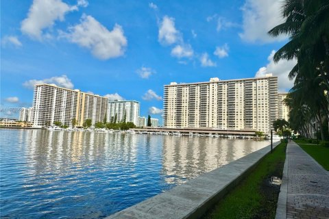 Condominio en venta en Sunny Isles Beach, Florida, 3 dormitorios, 125.7 m2 № 1404123 - foto 28