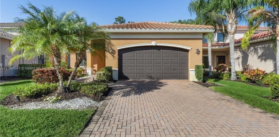 House in Naples, Florida 2 bedrooms, 193.33 sq.m. № 1180887