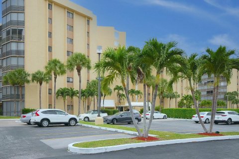 Condo in Lauderhill, Florida, 2 bedrooms  № 948912 - photo 18