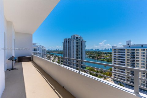 Condo in Miami Beach, Florida, 2 bedrooms  № 1305075 - photo 25