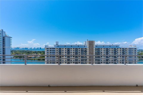 Condo in Miami Beach, Florida, 2 bedrooms  № 1305075 - photo 24