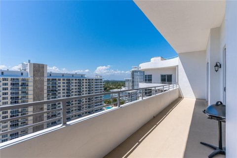 Condo in Miami Beach, Florida, 2 bedrooms  № 1305075 - photo 21