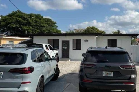 Propiedad comercial en venta en Miami, Florida, 231.33 m2 № 1398195 - foto 1