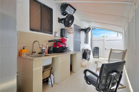 Immobilier commercial à vendre à Miami, Floride: 231.33 m2 № 1398195 - photo 11