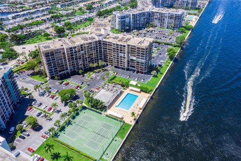 Condo in Hallandale Beach, Florida, 1 bedroom  № 1321138 - photo 22