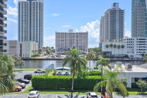 Condo in Hallandale Beach, Florida, 1 bedroom  № 1321138 - photo 17