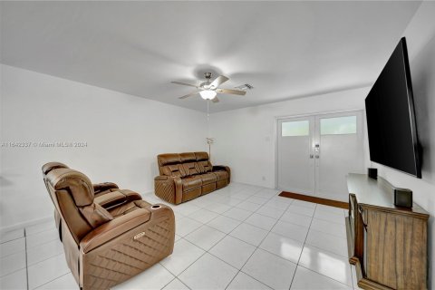 House in Fort Lauderdale, Florida 3 bedrooms, 144.93 sq.m. № 1321137 - photo 7